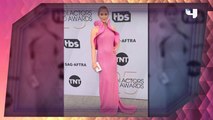 بالفيديو..النجمة إيميلي بلنت تتألق بفستان وردي اللون من تصميم مايكل كورس