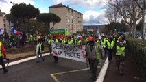 Manosque : les gilets jaunes défilent dans la ville