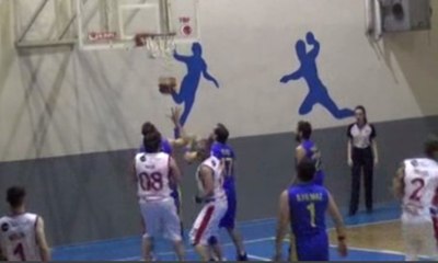 Basketbol maçında sürpriz evlilik teklifi