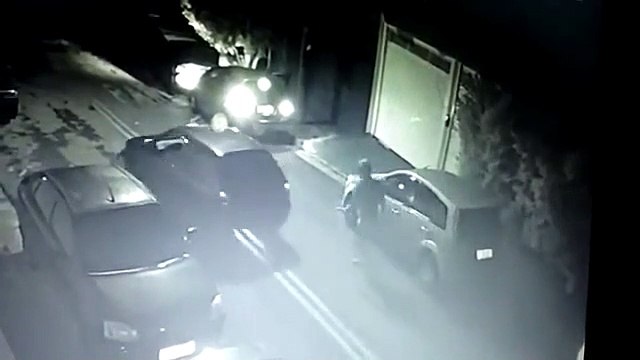 Cet homme veut voler la voiture d'un prêtre !