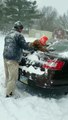 فيديو طريف لأب يستخدم ابنه مكنسة لتنظيف الثلج من فوق السيارة