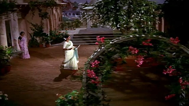 Mor Bole Chakor Bole Aaj Radha Ke Naino Me Shyam Dole