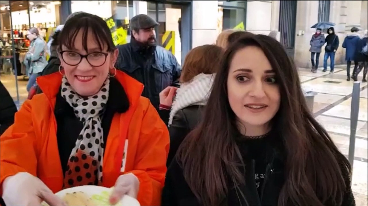 Les L214 préparent des crêpes sans oeuf et sans lait au centre-ville de Metz