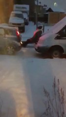 Elle pousse une voiture avec les pieds coincée dans la neige !