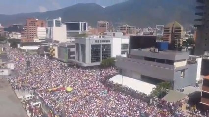 Miles de ciudadanos en las calles de Caracas