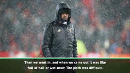 Скачать видео: Klopp denies Liverpool groundstaff left snow on half the pitch against Leicester