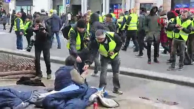 - Fransız Polisi Bir Sarı Yelekliyi Yerlerde Sürükledi
