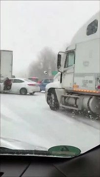 Elle réussi à sauter de sa voiture au moment où un camion lui fonce dessus