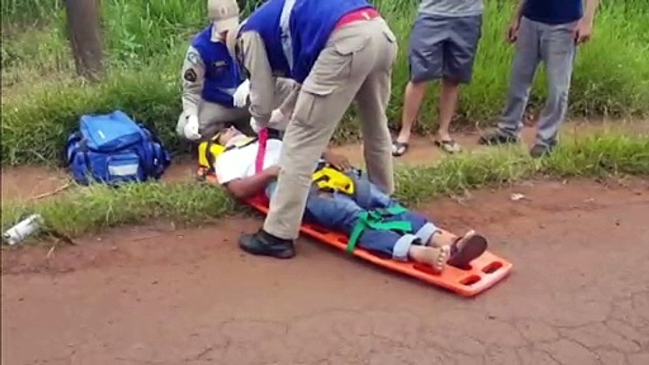Rapaz sofre queda de bicicleta ao passar por quebra-molas mal sinalizado