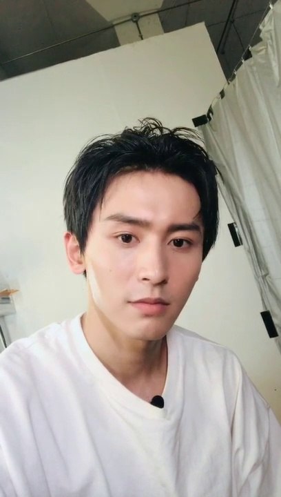 20180807 [Chic Banana 香蕉街拍] 《芸汐传》秦王驾到！张哲瀚的笑有没有苏到你？(720p)