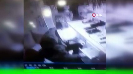 Çiçekçi dükkanındaki hırsızlık kamerada