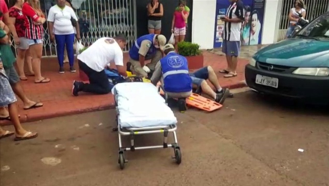 Atropelado por carro, homem sofre grande lesão na perna