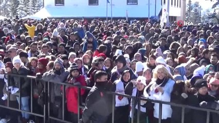 Demet Akalın, Vatandaşla Tokalaşırken Eldiven Taktı