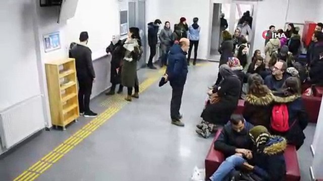 Tiyatro bileti için uzun kuyruklar oluşturdular