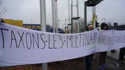 Les gilets jaunes bloquent l'entrée du magasin Ikea à Anderlecht