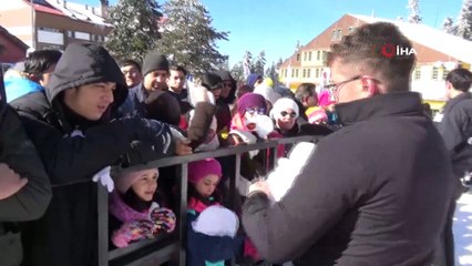Demet Akalın, vatandaşla tokalaşırken eldiven taktı