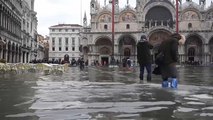 Praça de São Marcos afunda-se na maré alta de Veneza