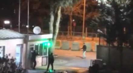 "Üzerimde bomba var" diyerek Emniyet'in önüne gitti