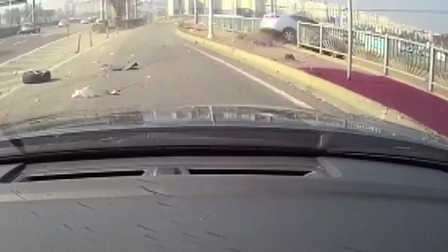 승용차 5m 아래로 추락...일가족 4명 경상 / YTN