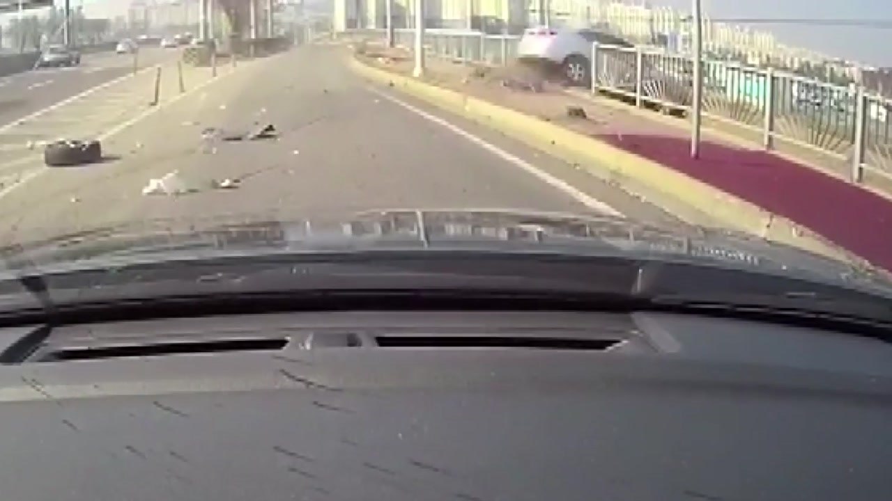 승용차 5m 아래로 추락...일가족 4명 경상 / YTN