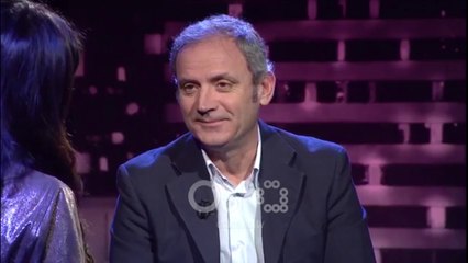 Mos i fol shoferit - Enkel Demi për këpucët me ujë: Kaloja dimrin në pishinë