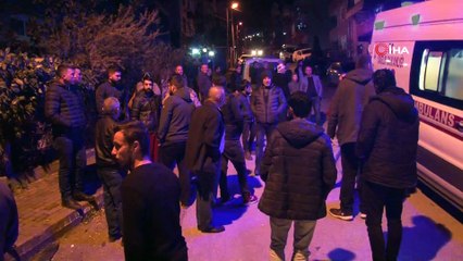 Hafif ticari aracın çarptığı otomobil apartmanın bahçe duvarından aşağı düştü: 1 yaralı