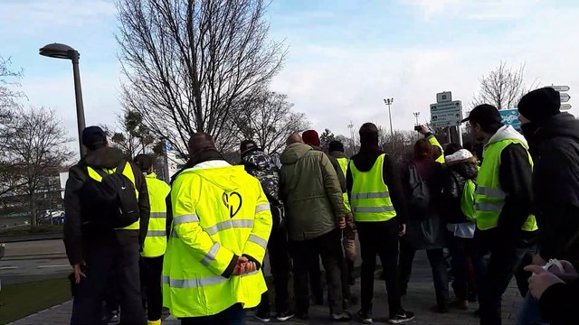 Tensions entre gilets jaunes et les forces de l'ordre devant le Parlement européen à Strasbourg, le 02 février 2019