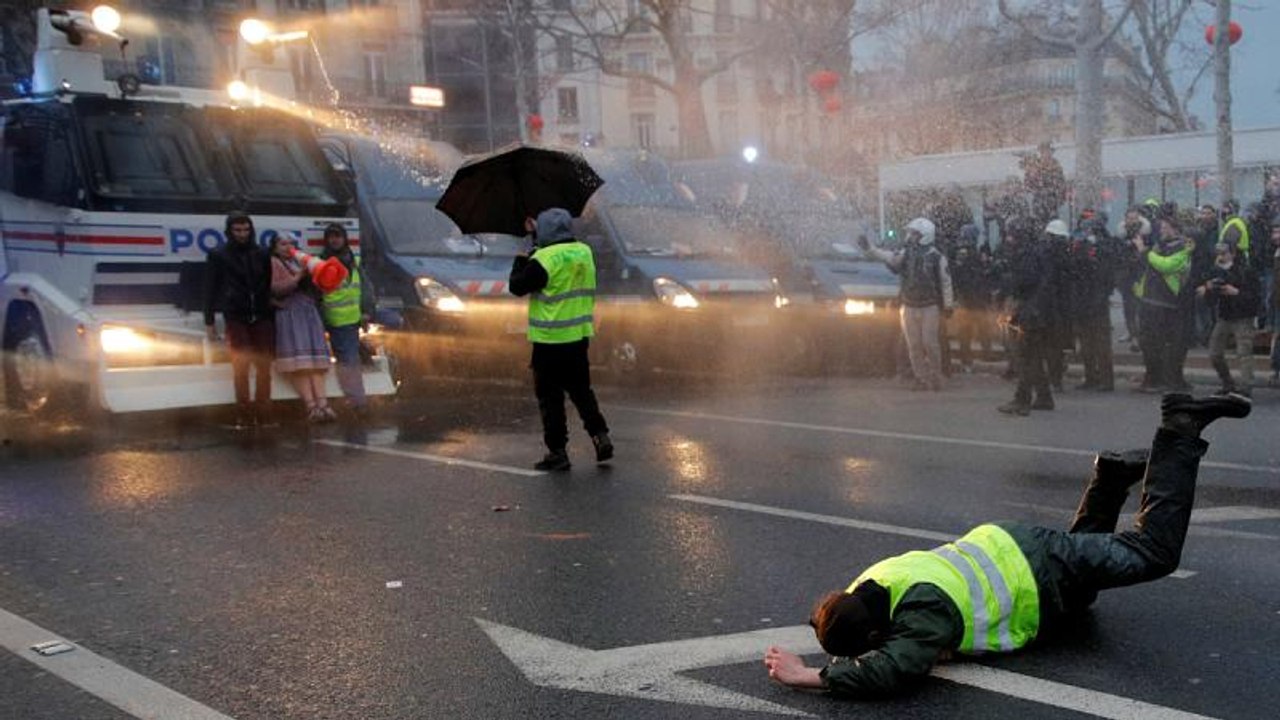 Mais de 58 mil "coletes amarelos" em novo protesto violento