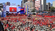 فنزويلا.. حشود في الشارع والخناق يضيق حول مادورو