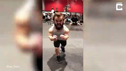 طوله متر.. قزم يحلم ببطولة في كمال الاجسام