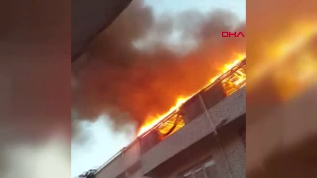 İstanbul- Esenyurt'ta Bir Apartmanın Çatısı Alev Alev Yandı