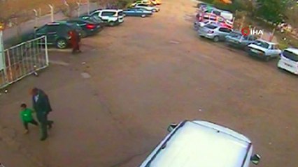 Çocuğuna simit veren kadının parasını çaldı...Hırsızlık anları kamerada