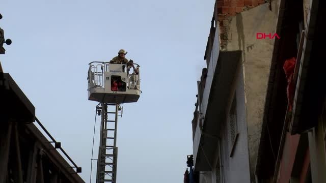 İstanbul- Esenyurt'ta Bir Apartmanın Çatısı Alev Alev Yandı