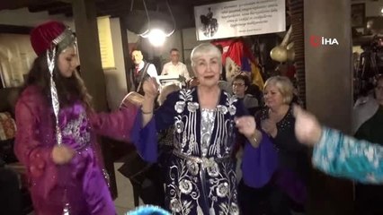 Kına Gecesinin Kitabını Yazıyor...71 Yaşındaki Kadın Araştırmacı 13 Yıldır Kına Gecelerini Geziyor