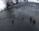 3 Arkadaş Buz Gibi Munzur Çayında Yüzdü