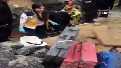 Sultangazi'de yol çökmesi:1 kişi toprak altında kaldı