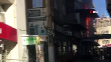 Baca yangını binaya sıçradı