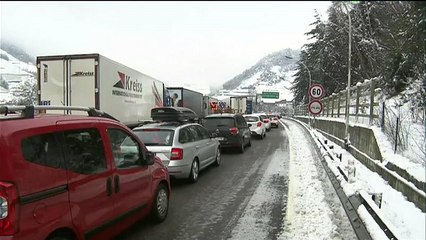 La nieve provoca un atasco monumental en el norte de Italia