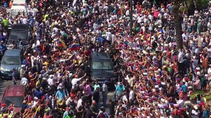 "Presidente!" Venezuelans surround vehicle of Juan Guaidó