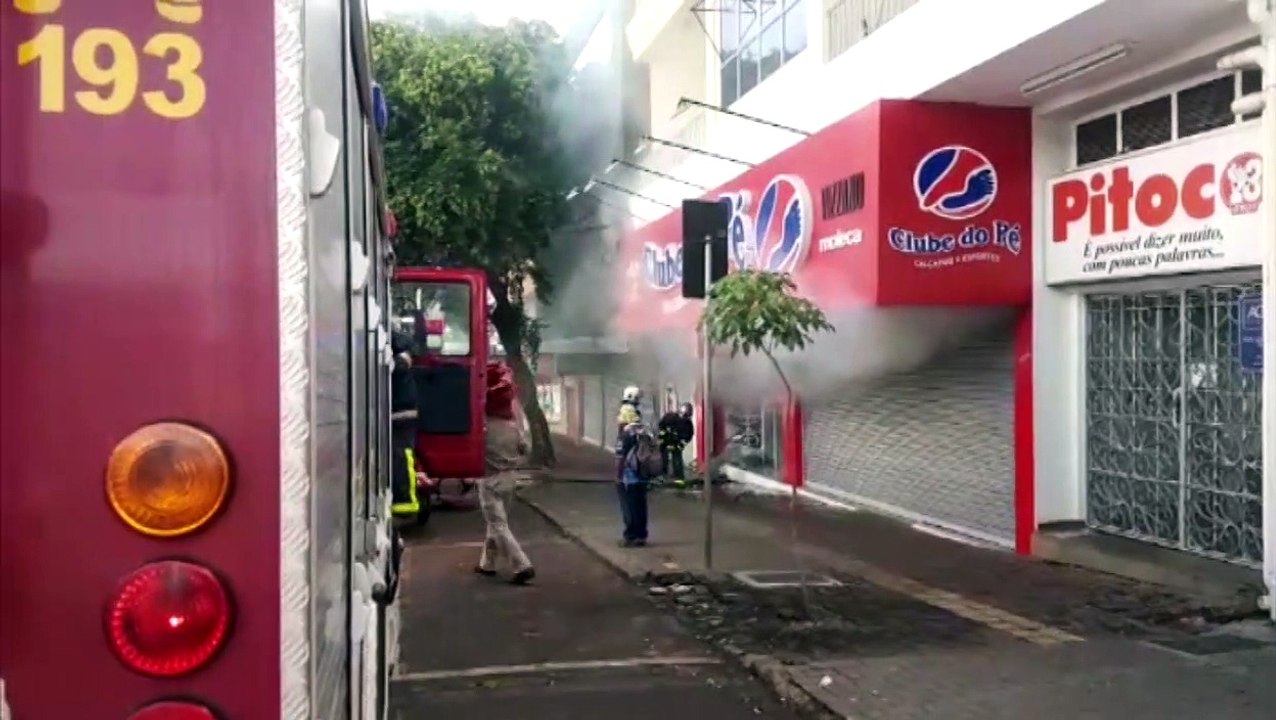 Incêndio atinge loja de calçados no Centro de Cascavel