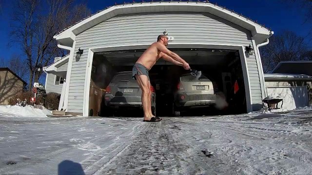 Il rate complètement son lancer d'eau bouillante lors d'un froid glacial