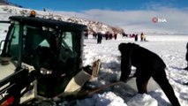 Çıldır Gölü yüzeyindeki buz kırıldı, iş makinesi sulara gömüldü