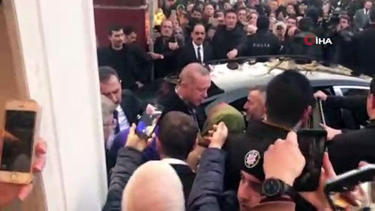 Cumhurbaşkanı Erdoğan ,Çengelköy’de Tarihi Çınaraltı çay bahçesine gitti. Burada bulunan vatandaşlarla çay içip bir süre sohbet etti.