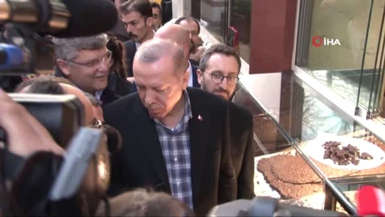 Cumhurbaşkanı Erdoğan,çengelköy'de Tarihi Çınaraltı Çay Bahçesine Gitti.