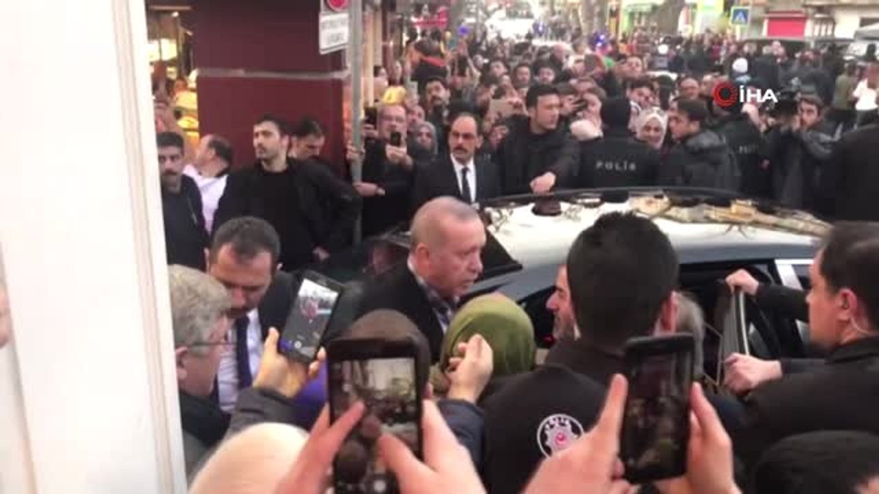 Cumhurbaşkanı Erdoğan,çengelköy'de Tarihi Çınaraltı Çay Bahçesine Gitti.