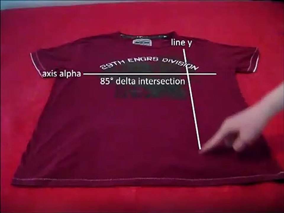 Méthode incroyable pour plier un t-shirt en 2 secondes - Tuto