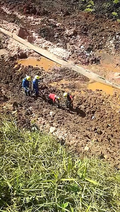 bombeiro resgatam metade de um corpo coberto de lama em brumadinho