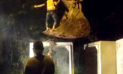 Petugas Pasang Kotak Saluran Air di Lokasi Longsor Lahat-Pagaralam