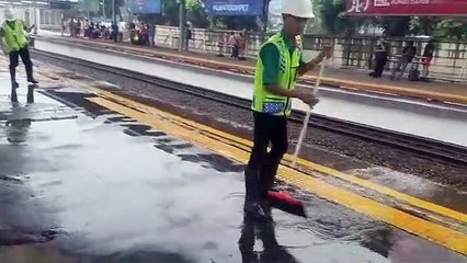 Bersih-Bersih Peron Saat Hujan