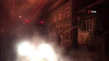 7 Kişinin Yaşadığı Ahşap Ev, Yangında Kül Oldu